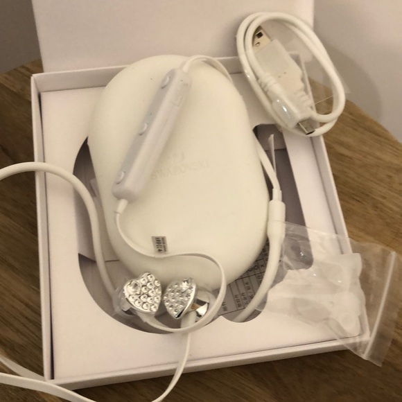 Bluetooth Earplug Heart - NEVER USED - Picture 2 of 5